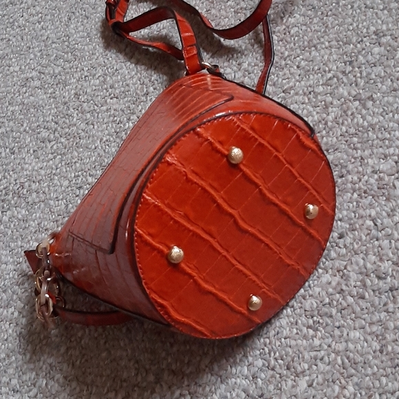 New Kayla & Ava Round Bottom Crossbody Bag - Picture 4 of 11